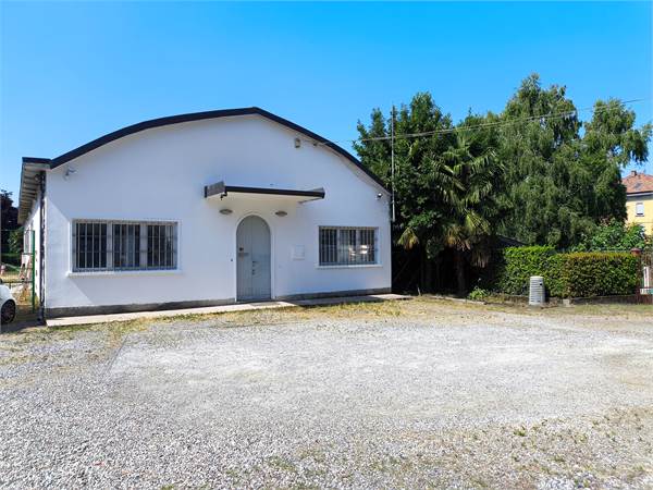 Magazzino con uffici in Vendita a Fenegrò (CO) 