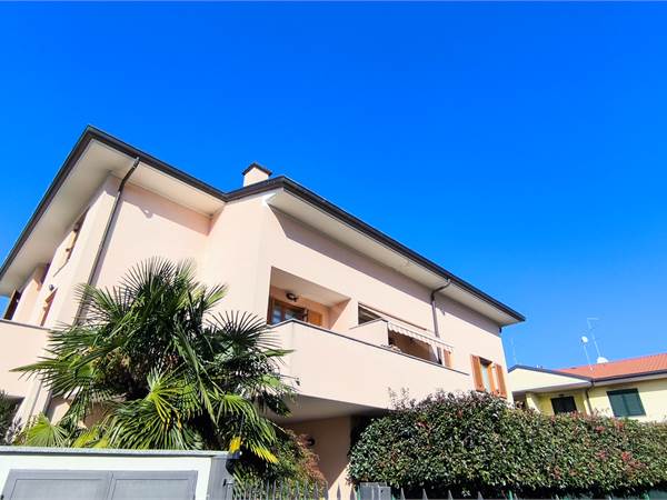 Tre locali su 2 livelli con terrazzo!