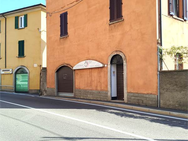 Locale commerciale con vetrine fronte strada