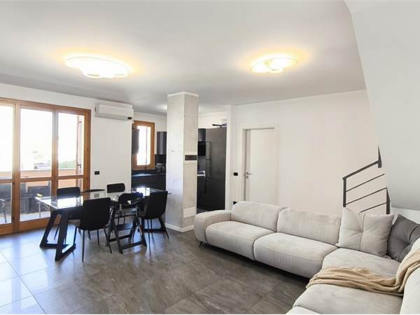 Tre locali su 2 livelli con terrazzo!