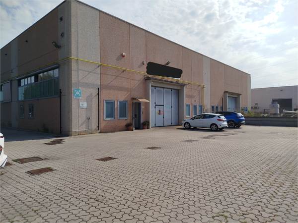 Capannone industriale con uffici e piazzale