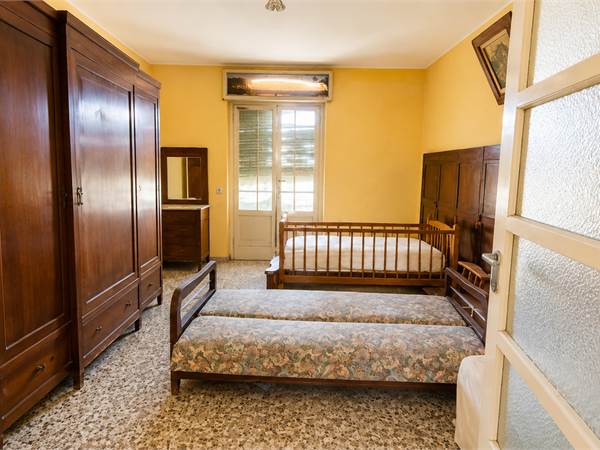 Porzione di casa con vista panoramica e giardino privato. 