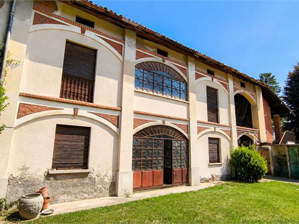 Porzione di casa con vista panoramica e giardino privato. 