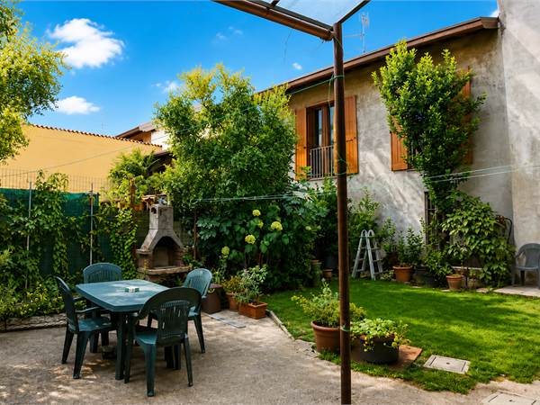 Bilocale con giardino e box