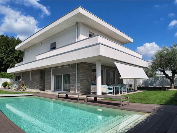 Villa di pregio con piscina