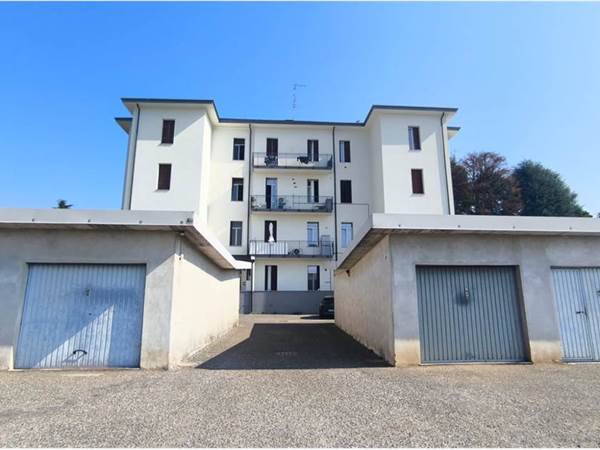 Bilocale arredato con box, cantina e giardino
